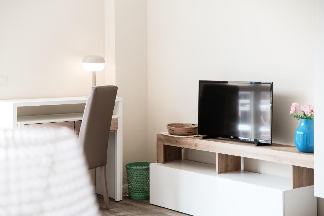 Lovely Suite With Private Parking In Como Exterior photo