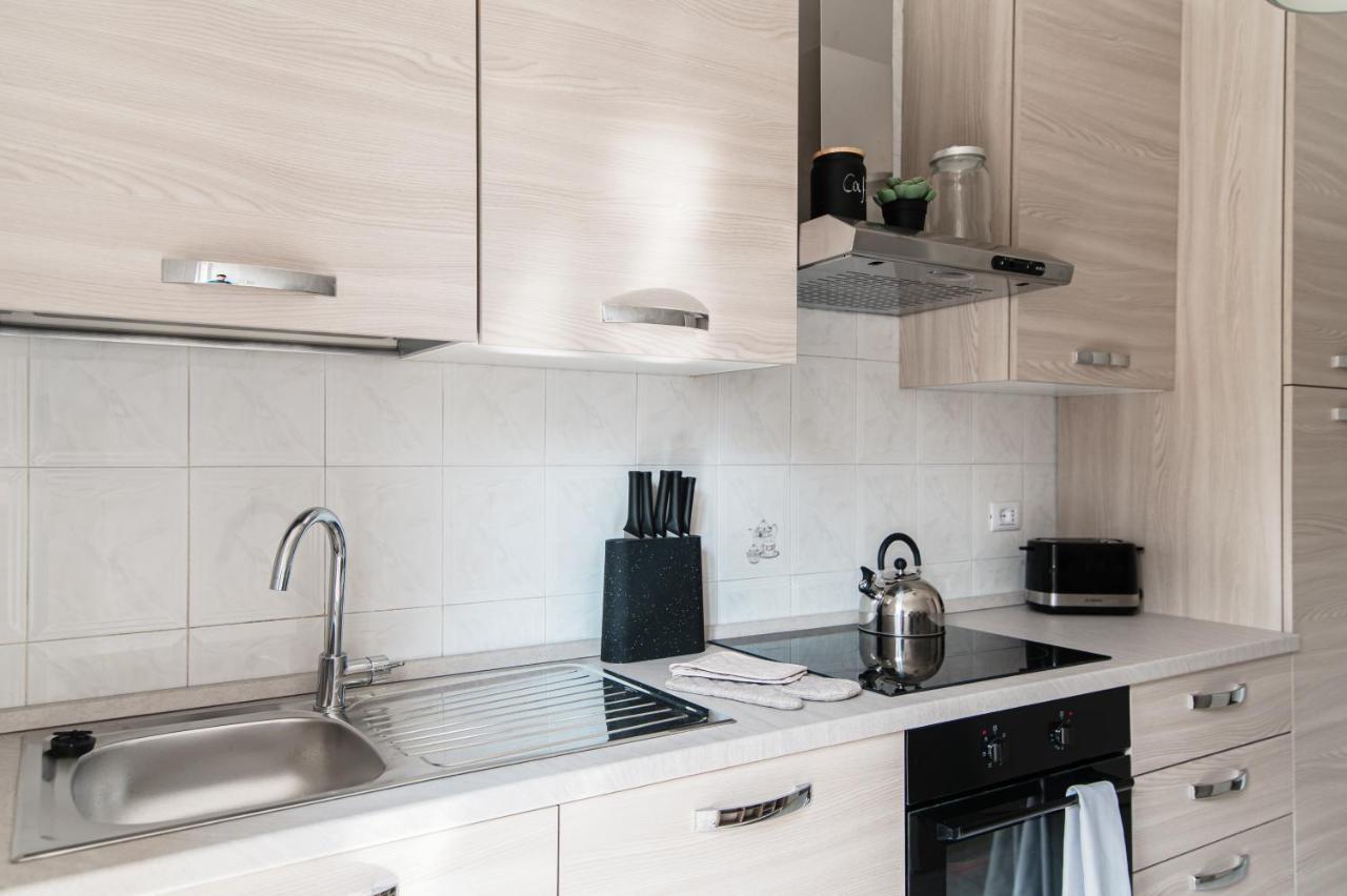 Lovely Suite With Private Parking In Como Exterior photo
